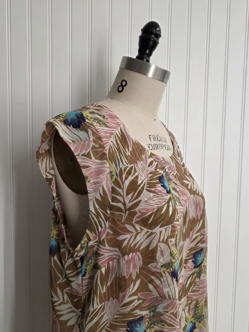CAbi Floral Sleeveless Blouse  Lightweight & Flowy Cap-Sleeve Size L - Picture 6 of 12